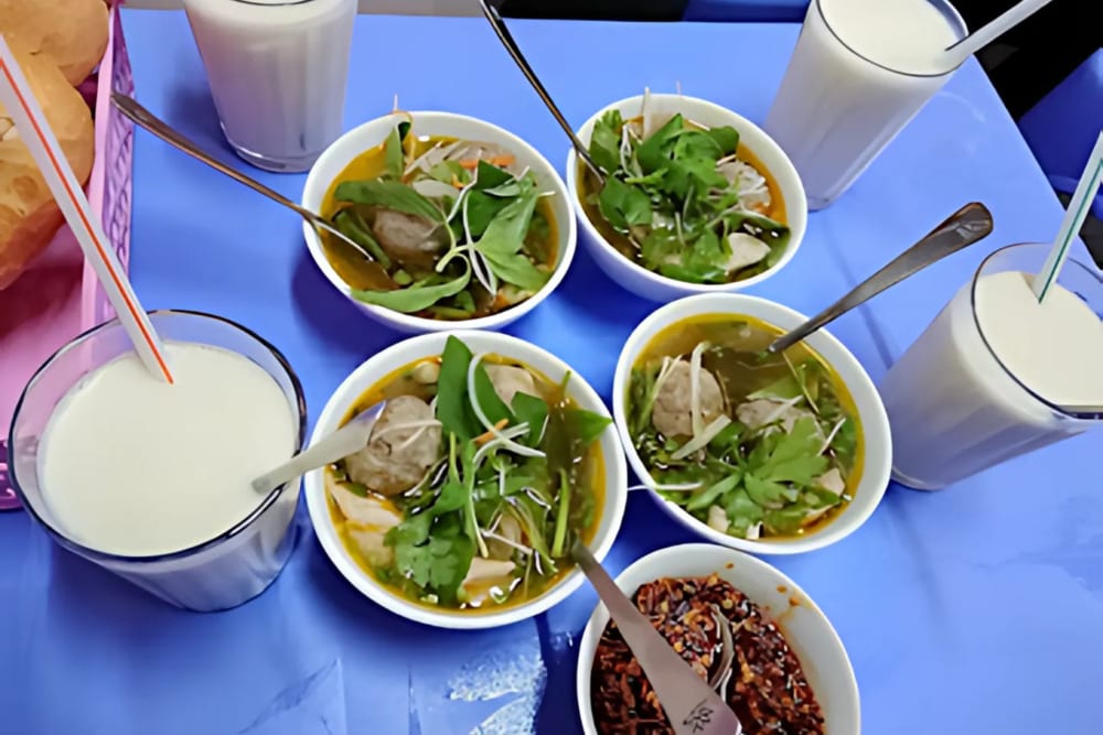 Bánh mì xíu mại đốn tim thực khác với hương vị béo ngậy, giòn tan, thơm nức mũi